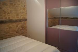 萨尔拉拉卡内达萨尔拉壁垒公寓的一间小卧室,配有床和玻璃柜