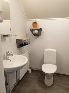 SorseleHook&Cup的浴室配有白色卫生间和盥洗盆。