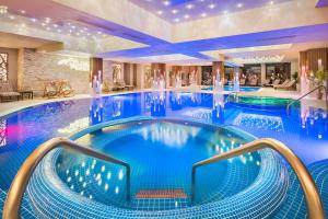 普罗夫迪夫马尔科沃停车&Spa酒店的蓝色水中的酒店游泳池
