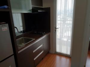万隆威尔公寓 - 帕拉亚甘住宿的厨房配有水槽和台面