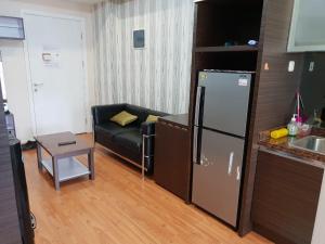 万隆威尔公寓 - 帕拉亚甘住宿的厨房以及带冰箱和沙发的客厅。