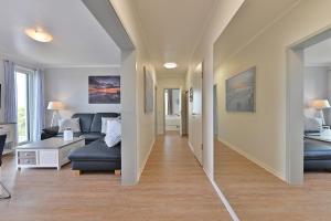 格洛韦Ostseepanorama的客厅的走廊,客厅配有蓝色的沙发