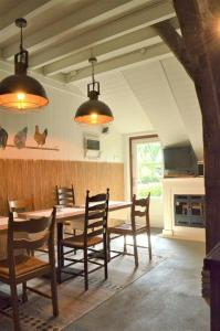 鲁茵乌尔德B&B “de Boerlarij”的一间带木桌和椅子的用餐室