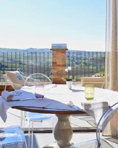 阿利亚诺泰尔梅Villa Fontana Relais Suite & Spa的阳台上的桌子和两杯酒杯