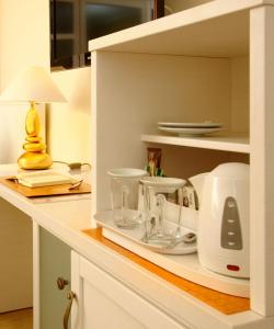 青斯特伽尼青斯特英瑟帕瑞蒂尔斯酒店的架子上配有白色家电的厨房台