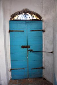 奥罗塞伊B&B CasaCorì的窗户房间里一扇蓝色的门