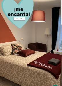 巴利亚多利德Alojamiento Weier的卧室配有一张位于墙上的床铺。
