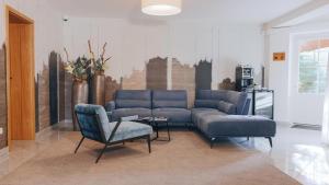 马达伯乐斯拉夫Penzion Solid Spa的客厅配有沙发和桌子