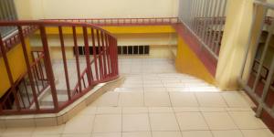 内罗毕Hotel Jaffers Nairobi的大楼里一条空的走廊,有楼梯