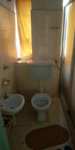 内罗毕Hotel Jaffers Nairobi的一间带卫生间和水槽的小浴室