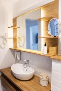 布加勒斯特豪华住宿公寓　的一间带水槽和镜子的浴室