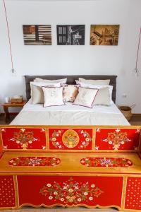 布加勒斯特豪华住宿公寓　的一间卧室配有一张红色和金色设计的床