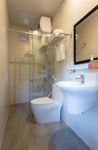 宁平Ninh Binh Palm Homestay的浴室配有卫生间、盥洗盆和淋浴。