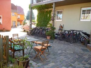 巴特贝尔卡Landhauspension Rank的停在大楼旁边的一群自行车