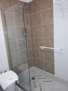 里奥夸尔托Hotel de Campo Posada la Esperanza的浴室设有玻璃淋浴间和卫生间