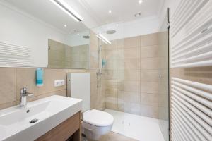 PillHotel Plankenhof B&B的浴室配有卫生间、盥洗盆和淋浴。