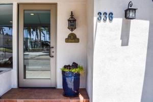 圣巴巴拉Beachside Inn的坐在门外的蓝色锅里的植物
