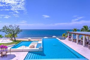 First BightLas Verandas Hotel & Villas的海景游泳池