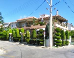 Glyka NeraStella's Home的前面有很多灌木丛的房子