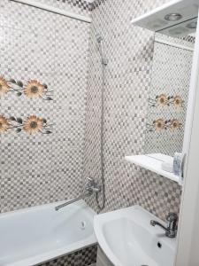 基希讷乌Apartament Chisinau str.Cuza Voda的带浴缸、水槽和镜子的浴室