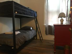 底特律Hamtramck Hostel的一间卧室配有双层床和书桌