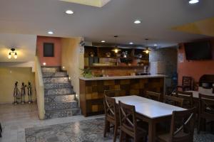 瓦哈卡市Hotel Boutique Casa Abuela Maria的一间带桌椅的餐厅和酒吧