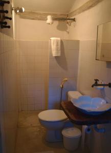 伊塔乌纳斯卡萨大普拉亚伊托纳斯旅馆的一间带卫生间和水槽的浴室