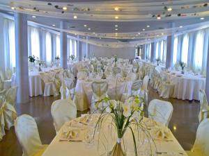 奇塔代拉费兰达酒店的宴会厅配有白色的桌子和白色的椅子
