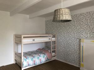 伊勒蒂迪Jolie maison au port de l’Ile Tudy的一间卧室配有一张双层床和吊灯