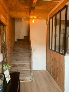 伊勒蒂迪Jolie maison au port de l’Ile Tudy的走廊设有楼梯和天花板