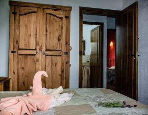 丰特斯-德莱昂德富恩特斯米拉多尔酒店的床上的粉红色毛巾