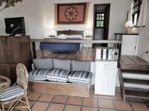 弗洛里亚诺波利斯Pousada da Lagoinha的客厅配有沙发和1张床