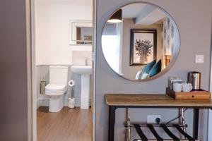 BinghamThe Wheatsheaf Pub, Kitchen & Rooms的一间带镜子和水槽的浴室
