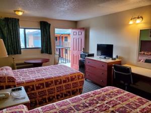 奥兰多阿勃卡罗德威旅馆的酒店客房设有两张床和电视。