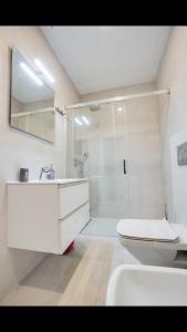 塔里法TURISMO LOS LANCES TARIFA( PARKING GRATUITO)的浴室配有卫生间、盥洗盆和淋浴。