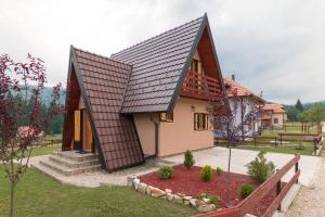 巴伊纳巴什塔Mountain house Popović Tara的一间棕色屋顶的小房子