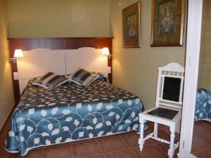 Portell卡尔何塞普公寓的一间卧室配有一张带蓝色和白色棉被的床