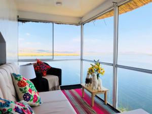 普诺QHAPAQ Lago Titicaca - Perú的享有水景的客厅