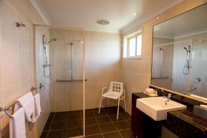 塔姆沃思贝斯特韦斯特奥尔塞特拉普拉斯汽车旅馆的带淋浴、盥洗盆和镜子的浴室