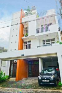拉夏吉里雅Furnished apartment at Colombo suburbs Nawala的停在大楼前的汽车