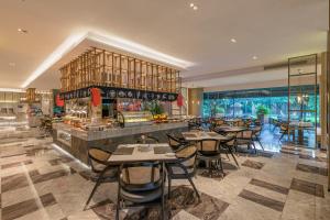 杭州杭州维景国际大酒店的一间带桌椅的餐厅和一间酒吧