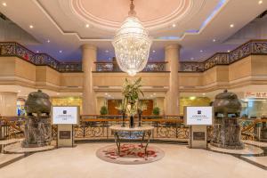 杭州杭州维景国际大酒店的大堂设有桌子和吊灯