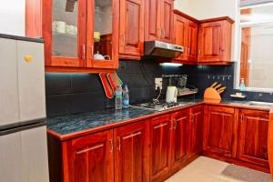 拉夏吉里雅Furnished apartment at Colombo suburbs Nawala的厨房配有木制橱柜和冰箱。