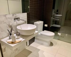 墨尔本Boutique Abode 314的白色的浴室设有水槽和卫生间。