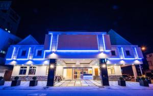 花莲市东大门精致旅店 的一座晚上有蓝色灯光的建筑