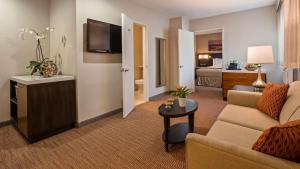 洛杉矶贝斯特韦斯特皇家宫殿酒店的带沙发的客厅和带沙发床的房间