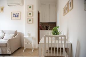 波西塔诺Scalinatella的客厅配有沙发和椅子