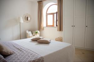 波西塔诺Scalinatella的一间卧室配有一张带两个枕头的床