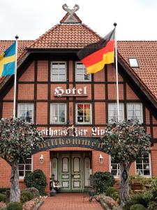 塞费塔尔祖尔林德酒店的前面有两面旗帜的建筑