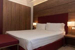 维琴察Palazzo Scamozzi的酒店客房带一张大床,带白色床单